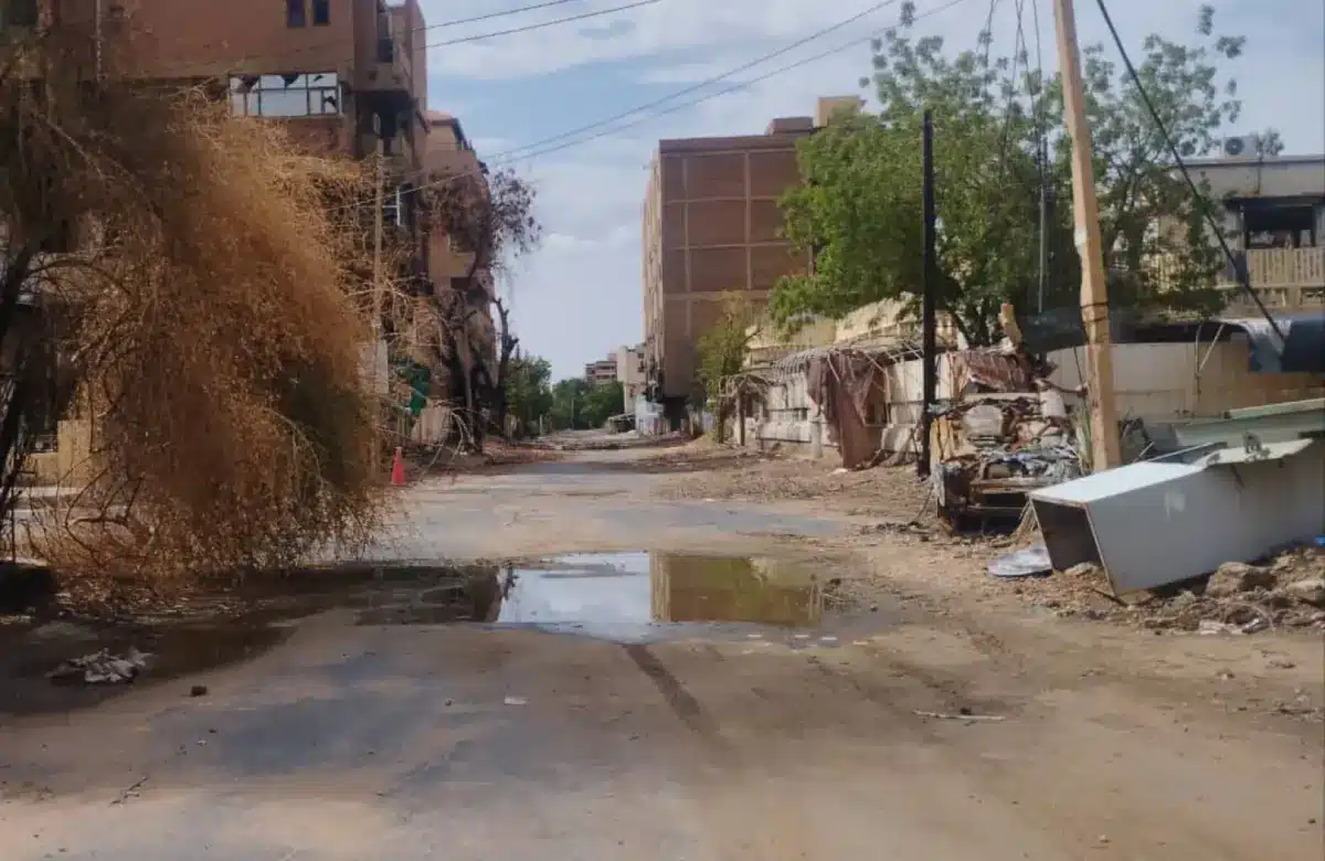 أكد المجلس الاستشاري للطب العدلي بوزارة الصحة الاتحادية، في تقرير رسمي، عدم وجود أي مؤشرات علمية أو طبية تثبت تعرض ولاية الخرطوم لتلوث كيميائي أو إشعاعي، مشددًا على أن العاصمة صالحة للسكن وأن الأوضاع الصحية الراهنة لا تحمل أي دلائل على استخدام أسلحة محرمة أو مواد سامة.