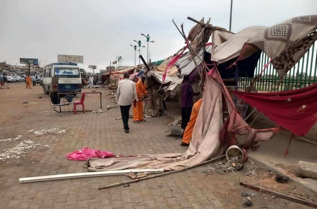 نفّذت محلية الخرطوم  الخميس حملة واسعة لإزالة سوق المنهوبات الذي كان يتمدد حول المدينة الرياضية قبالة السوق المركزي، وذلك تنفيذاً لقرار لجنة تنسيق شؤون أمن المحلية