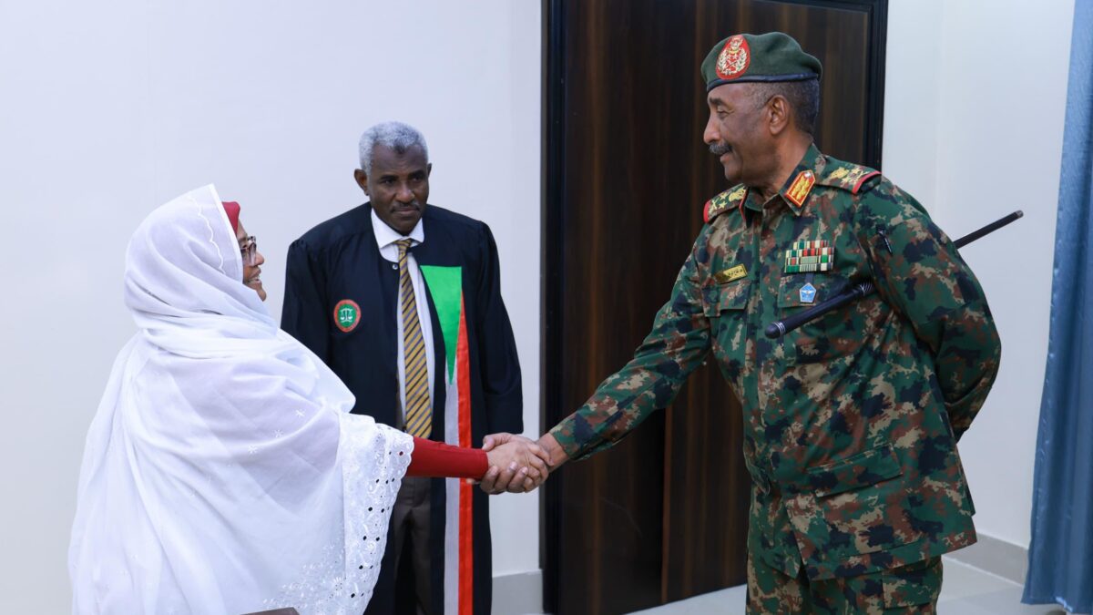 في مشهد لافت بالقاعة الكبرى لمجلس السيادة، أدت مولانا انتصار أحمد عبدالعال أحمد  الثلاثاء القسم نائبًا عامًا لجمهورية السودان أمام الفريق أول ركن عبدالفتاح البرهان، رئيس مجلس السيادة الانتقالي والقائد العام للقوات المسلحة