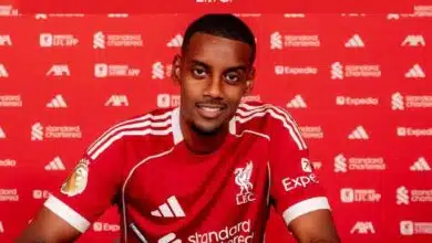 نجح ليفربول  الأثنين في خطف المهاجم السويدي ألكسندر إيزاك من نيوكاسل يونايتد في صفقة مدوية وصلت قيمتها إلى 145 مليون يورو أي ما يعادل 170 مليون دولار، لتصبح الأضخم في تاريخ الدوري الإنجليزي الممتاز