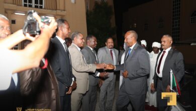 في لقاء وُصف بـ العاصف والمشحون بالروح الوطنية، جمع رئيس مجلس السيادة الانتقالي القائد العام للقوات المسلحة الفريق أول ركن عبدالفتاح البرهان بعدد من المفكرين والإعلاميين ورجال الأعمال السودانيين بالدوحة، أطلق البرهان رسائل قوية أكد فيها أن السودان يخوض حرب كرامة وجودية لن تتوقف حتى تحرير كامل التراب الوطني من "مليشيا آل دقلو الإرهابية". "