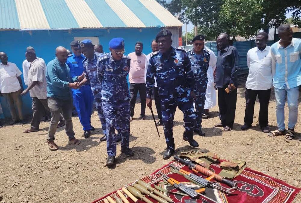 في عملية أمنية نوعية وناجحة، أحبطت مباحث ولاية القضارف محاولة تهريب ترسانة أسلحة ضخمة كانت في طريقها من الخرطوم إلى كسلا عبر الولاية، وذلك بفضل معلومات ميدانية دقيقة وجهود فريق ميداني متخصص.