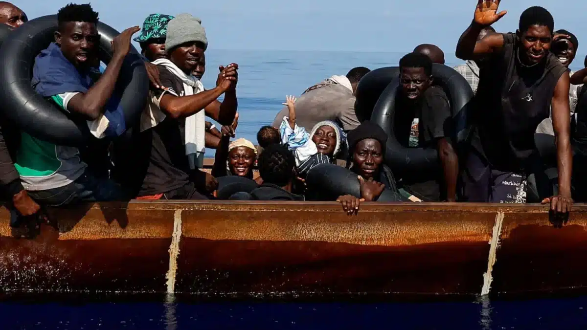 علنت المنظمة الدولية للهجرة، الثلاثاء، وفاة 50 شخصاً على الأقل، إثر اشتعال النيران في قارب كان يقل 75 لاجئاً سودانياً قبالة السواحل الليبية يوم الأحد الماضي.