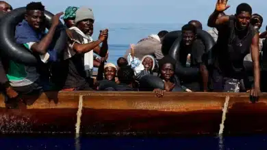 علنت المنظمة الدولية للهجرة، الثلاثاء، وفاة 50 شخصاً على الأقل، إثر اشتعال النيران في قارب كان يقل 75 لاجئاً سودانياً قبالة السواحل الليبية يوم الأحد الماضي.