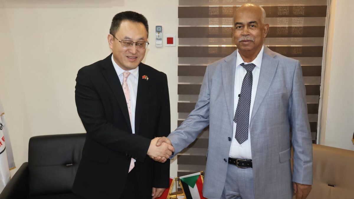 بحث وزير الطاقة المهندس المستشار المعتصم إبراهيم أحمد، الأربعاء بمكتبه، مع سفير جمهورية الصين الشعبية لدى السودان، سبل تعزيز التعاون بين البلدين في مجالات النفط والكهرباء وإعادة الإعمار، بحضور قيادات الوزارة وطاقم السفارة.