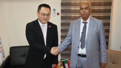 بحث وزير الطاقة المهندس المستشار المعتصم إبراهيم أحمد، الأربعاء بمكتبه، مع سفير جمهورية الصين الشعبية لدى السودان، سبل تعزيز التعاون بين البلدين في مجالات النفط والكهرباء وإعادة الإعمار، بحضور قيادات الوزارة وطاقم السفارة.