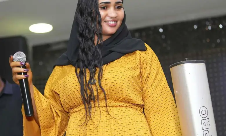 أصدرت مجموعة محمود في القلب – السودان بياناً شديد اللهجة أدانت فيه ما وصفته بـ"الإساءة غير الأخلاقية والتشهير" التي وجهتها الفنانة عشة الجبل بحق الراحل المقيم، الأسطورة محمود عبد العزيز، في مقطع متداول على منصات التواصل الاجتماعي.