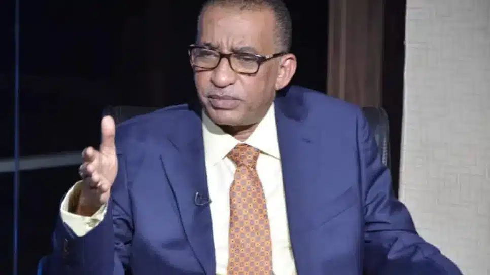 في يوليو الماضي كتبتُ مقالاً بعنوان “دفاعاً عن الصدق”، تعليقاً على تصريح رئيس الوزراء المُعيّن - د. كامل إدريس - الذي أعلن فيه عن تعيين خمسة وزراء من أطراف اتفاقية جوبا، واصفاً ذلك التعيين بأنه “جاء عقب دراسة دقيقة للكفاءات والخبرات الوطنية”. يومها قلت إن هذا التصريح بعيد عن الحقيقة، إذ أن هذه الوزارات أصرّت عليها بعض أطراف اتفاقية جوبا وانتزعتها - عنوةً - استناداً إلى نصوص الوثيقة الدستورية “الموؤودة”، لا على أي أساس آخر.