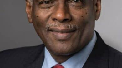 أعلن وزير الدولة بوزارة الخارجية، السفير عمر صديق، استقالته المفاجئة من منصبه، منهياً مسيرة دبلوماسية استمرت أكثر من خمسة وأربعين عاماً، قضاها في الدفاع عن مصالح السودان العليا على المستويين المحلي والدولي.