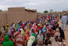 طيلة أربع أيام، لم يشرب ناظر مهني يُدعى علي سوى مياه الأمطار، وهو يسلك طريقاً خطرة غرب مدينة الفاشر، المدينة الوحيدة في إقليم دارفور التي لا تزال تحت سيطرة الجيش، هرباً من هجمات قوات الدعم السريع المستمرة منذ مايو 2024