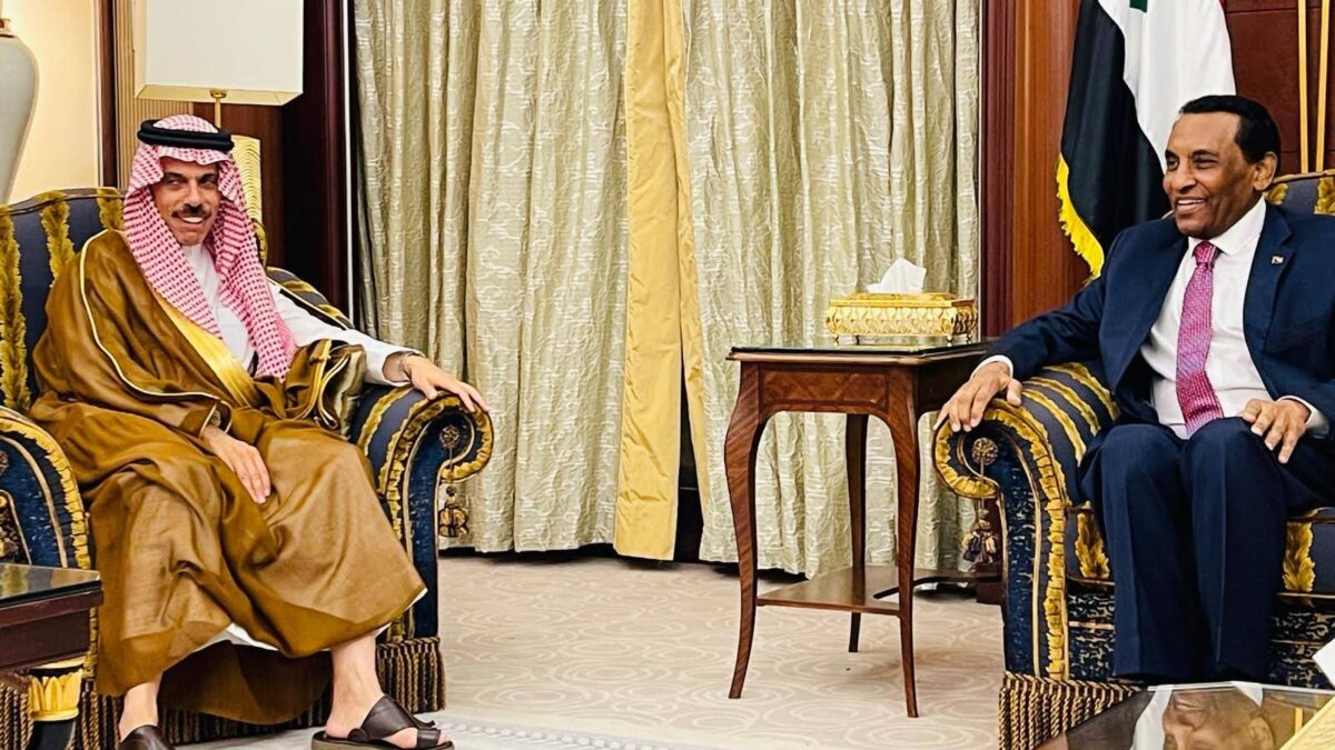 زار صاحب السمو الأمير فيصل بن فرحان بن عبد الله، وزير الخارجية السعودي الأربعاء، رئيس وزراء السودان الدكتور كامل إدريس في مقر إقامته، حيث نقل سموه تحيات خادم الحرمين الشريفين الملك سلمان بن عبد العزيز وولي العهد الأمير محمد بن سلمان، مع تأكيد دعم المملكة المستمر للسودان وشعبه.