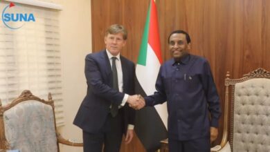 بحث رئيس الوزراء الدكتور كامل إدريس بمكتبه في بورتسودان  الأربعاء مع الممثل الخاص للمملكة المتحدة بالسودان، ريتشارد كراودر، التطورات الإنسانية والسياسية في البلاد.