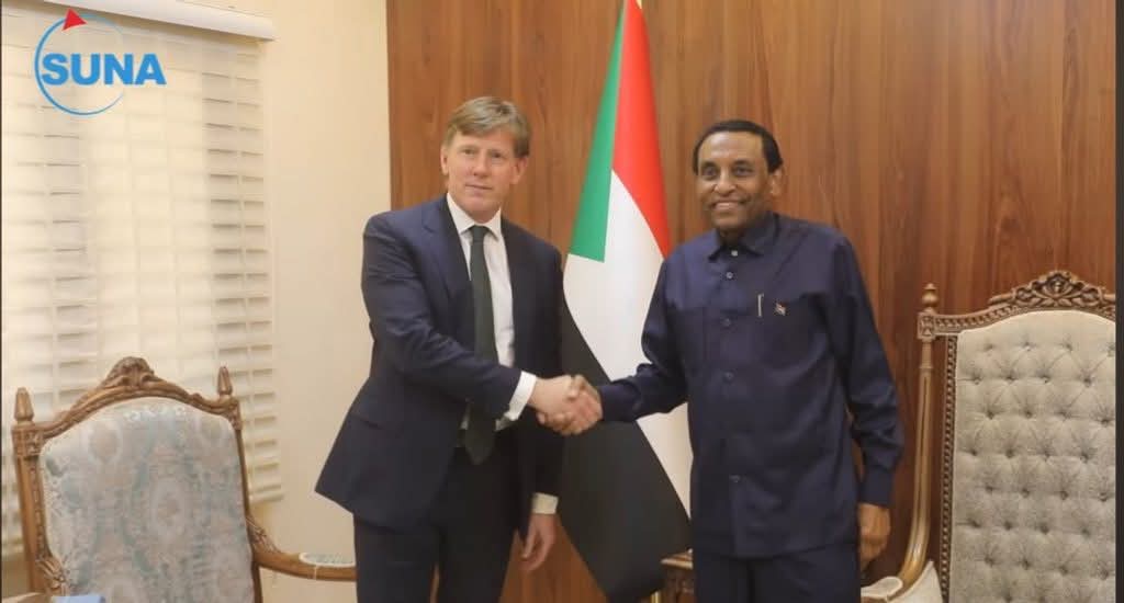 بحث رئيس الوزراء الدكتور كامل إدريس بمكتبه في بورتسودان  الأربعاء مع الممثل الخاص للمملكة المتحدة بالسودان، ريتشارد كراودر، التطورات الإنسانية والسياسية في البلاد.