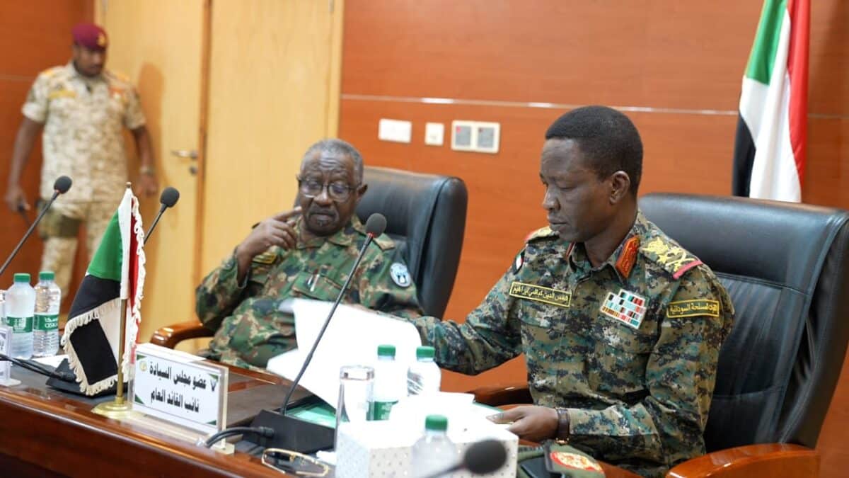 التقى عضو مجلس السيادة الانتقالي ونائب القائد العام للقوات المسلحة، الفريق أول ركن شمس الدين كباشي، الأحد بمدينة الأبيض، لجان المقاومة الشعبية بولايات شمال وجنوب وغرب كردفان