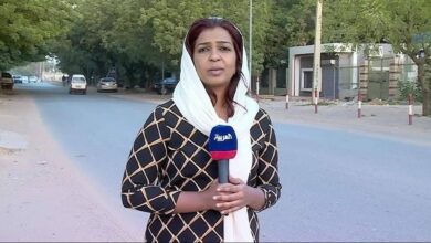 أعلنت وزارة الثقافة والإعلام والسياحة في بيان رسمي الجمعة ، إيقاف مديرة مكتب قناتي "العربية" و"الحدث" في السودان وسحب التصريح الصحفي الممنوح لها، على خلفية ما وصفته بـ"تجاوزات مهنية كبيرة ومتكررة" رُصدت منذ ديسمبر 2024 وحتى تاريخ القرار