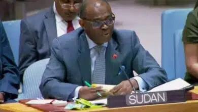 فجّر السودان قنبلة سياسية مدوّية داخل أروقة مجلس الأمن، حينما قدّم أدلة دامغة تكشف تورط الإمارات في إدارة حرب المرتزقة على أراضيه، عبر تجنيد مئات الجنود الكولومبيين المتقاعدين ونقلهم للقتال إلى جانب مليشيا الدعم السريع تحت مسمى "تشكيل ذئاب الصحراء"