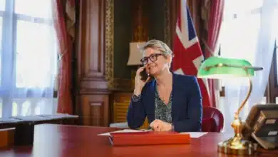 وجّه أكثر من 300 شخصية سودانية بارزة – من سياسيين وناشطين وأكاديميين ومثقفين – رسالة مفتوحة إلى وزيرة الخارجية البريطانية إيفيت كوبر، اتهموا فيها لندن بـ"إطالة أمد الحرب في السودان" و"منح حصانة سياسية لقوات الدعم السريع"، بعد تغريدة مثيرة للجدل للوزيرة بشأن مجزرة الفاشر.