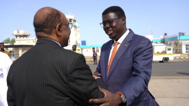 صل وزير خارجية جنوب السودان، ماندي سيمايا، السبت، إلى مدينة بورتسودان شرقي السودان، في زيارة رسمية تهدف إلى تعزيز العلاقات الثنائية بين الخرطوم وجوبا.