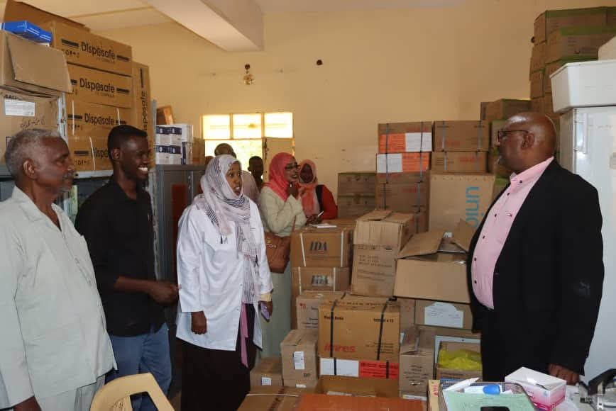 كدت وزارة الصحة بولاية الخرطوم الثلاثاء توفر الأدوية والمحاليل الوريدية الخاصة بعلاج حمى الضنك مجاناً في جميع المستشفيات العاملة بالولاية، مشيرةً إلى أن الخدمة العلاجية والتشخيصية متاحة على مدار (24) ساعة في أقسام الطوارئ