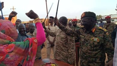 بحضور والي ولاية الخرطوم،  أحمد عثمان حمزة، التقى وزير الدفاع ورئيس لجنة بسط الأمن وفرض هيبة الدولة، الفريق ركن حسن داؤود كبرون، الخميس في منطقة أبوحليمة بمحلية أمبدة مع أحفاد السلطان عجبنا الداعمين لمعركة الكرامة.