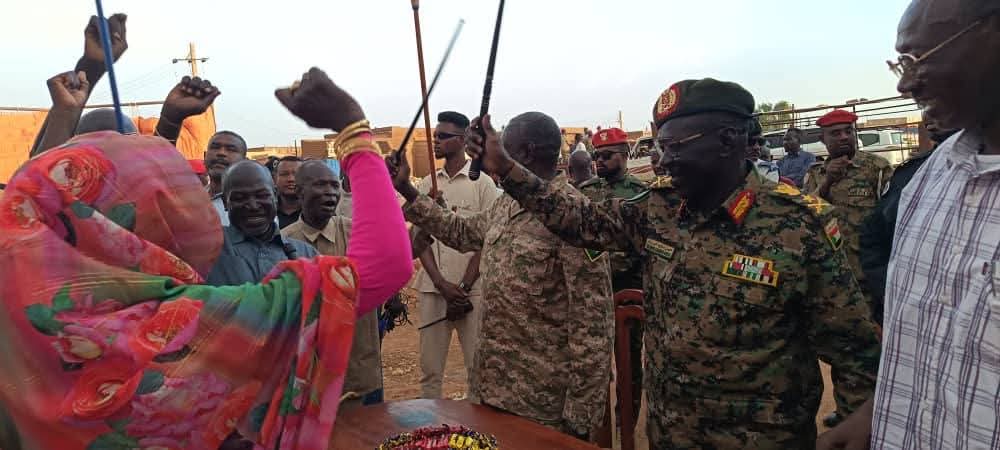 بحضور والي ولاية الخرطوم،  أحمد عثمان حمزة، التقى وزير الدفاع ورئيس لجنة بسط الأمن وفرض هيبة الدولة، الفريق ركن حسن داؤود كبرون، الخميس في منطقة أبوحليمة بمحلية أمبدة مع أحفاد السلطان عجبنا الداعمين لمعركة الكرامة.