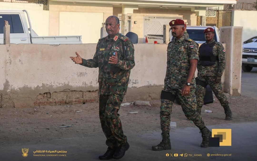 قدّم رئيس مجلس السيادة الانتقالي القائد العام للقوات المسلحة الفريق أول ركن عبدالفتاح البرهان، مساء  الاثنين، واجب العزاء في وفاة الدكتور محمد طاهر إيلا، رئيس وزراء السودان الأسبق، الذي رحل في العاصمة المصرية القاهرة عن عمر ناهز 74 عامًا بعد معاناة طويلة مع المرض.