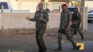 قدّم رئيس مجلس السيادة الانتقالي القائد العام للقوات المسلحة الفريق أول ركن عبدالفتاح البرهان، مساء  الاثنين، واجب العزاء في وفاة الدكتور محمد طاهر إيلا، رئيس وزراء السودان الأسبق، الذي رحل في العاصمة المصرية القاهرة عن عمر ناهز 74 عامًا بعد معاناة طويلة مع المرض.