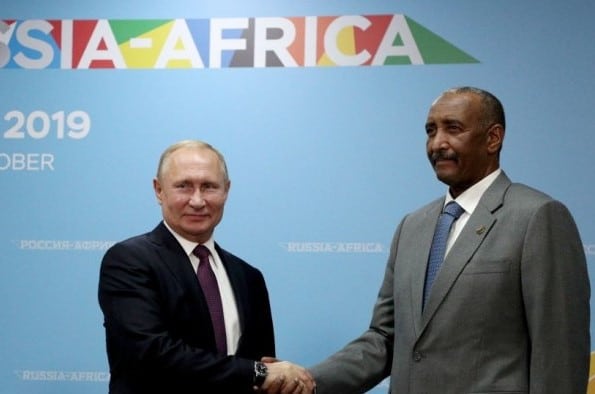 ذكرت صحيفة إزفستيا الروسية واسعة الانتشار  السبت  أن رئيس مجلس السيادة السوداني، الفريق أول عبد الفتاح البرهان، سيزور موسكو خلال الأيام المقبلة لعقد اجتماع ثنائي مع الرئيس الروسي فلاديمير بوتين، وذلك قبيل انعقاد أول قمة روسية-عربية في 15 أكتوبر الجاري.
